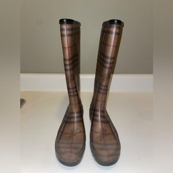 Burberry rain boots in great condition. Size 6 / 39. - Picture 1 of 7